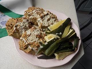 Dyniowo-bobowe burgery gryczane z pieczoną cukinią i tahini