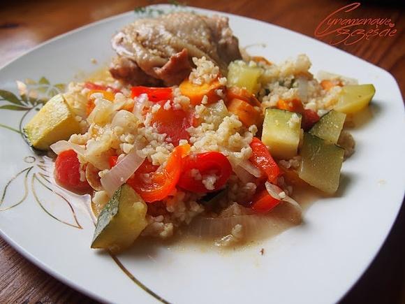 Kurczak pieczony z warzywami i kaszą bulgur
