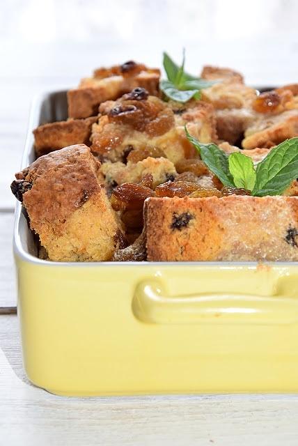 Pudding chlebowy z zielonymi rodzynkami