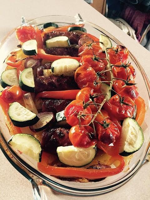 Kiełbasa pieczona z warzywami