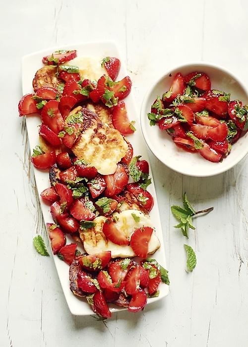 Grillowany halloumi z truskawkami i ziołami