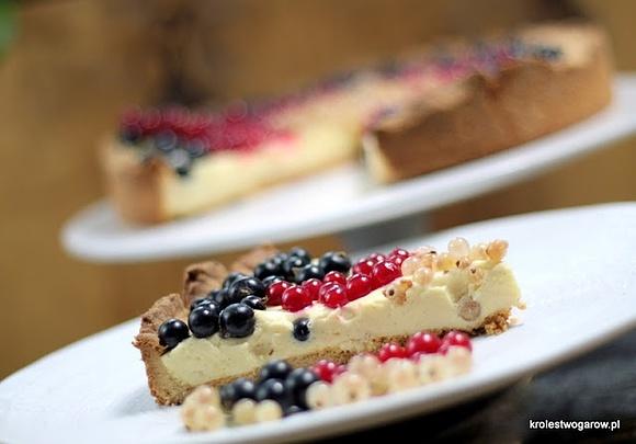 Tarta z waniliowym kremem i owocami