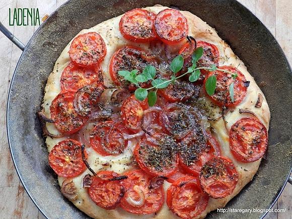 Ladenia grecka pizza z pomidorami i cebulą