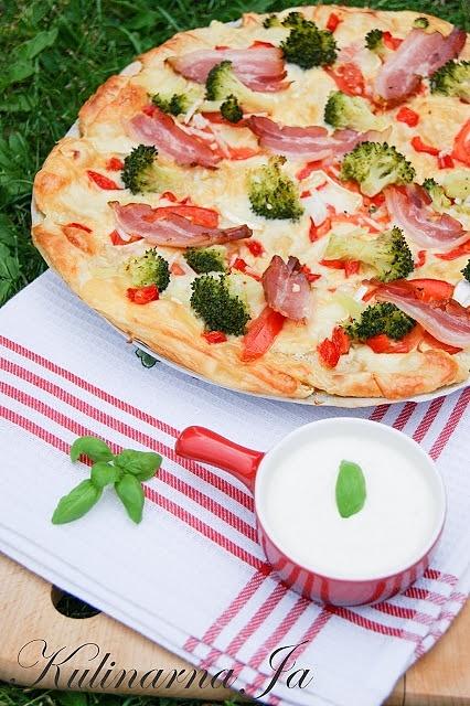 Pizza na cieście francuskim z boczkiem i brokułem