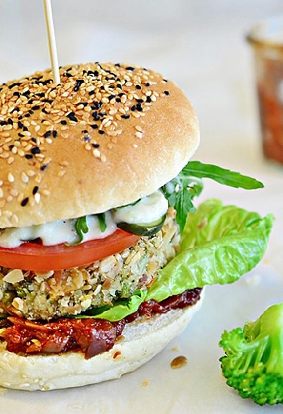 Burgery z kaszy jaglanej i brokułami