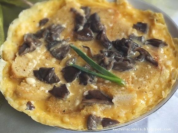 Omlet z marynowanymi grzybkami
