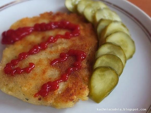 Kotlety ziemniaczane z serem żółtym i ogórkami chilli