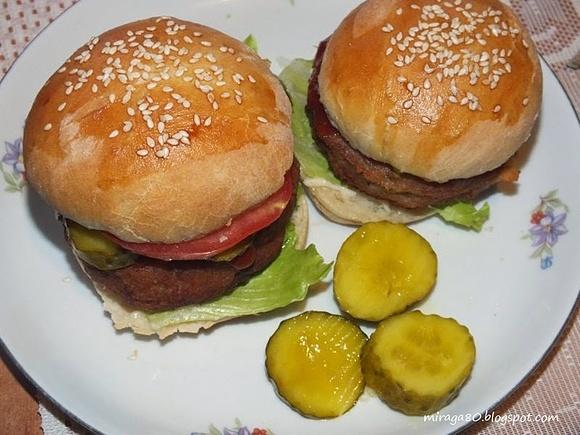 Hamburgery z kotletem indyczym i piklami