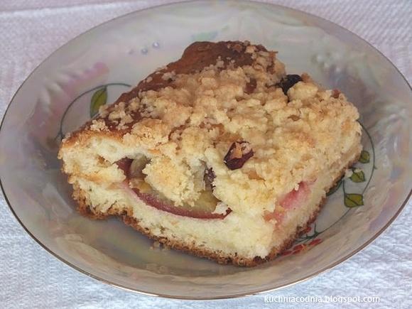 Drożdżowe ciasto ze śliwkami i żurawiną