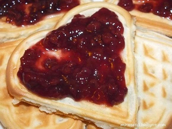 Proste gofry z konfiturą malinową