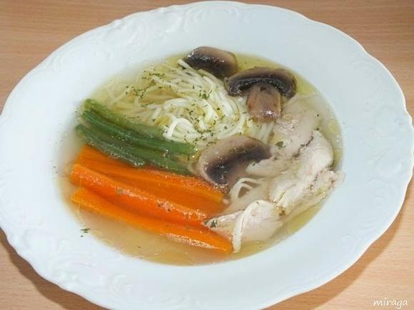 Rosół po węgiersku z kurczakiem, pieczarkami i fasolką