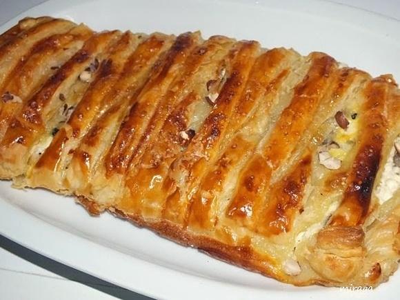 Ciasto francuskie nadziewane twarogiem i bakaliami