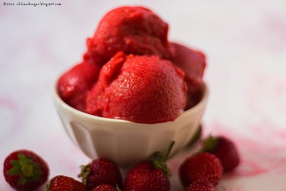 Wegański sorbet truskawkowo-bananowy