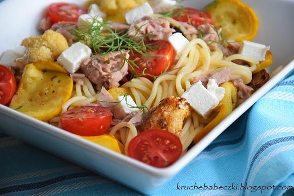 Spaghetti z tuńczykiem, fetą i warzywami