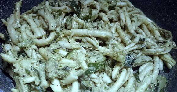 Makaron strozzapreti z cukinią i pesto z pistacji