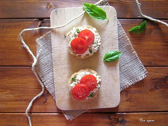 Kanapki z pastą z tofu