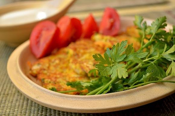 Placuszki z cukinii z ziołami i serem feta