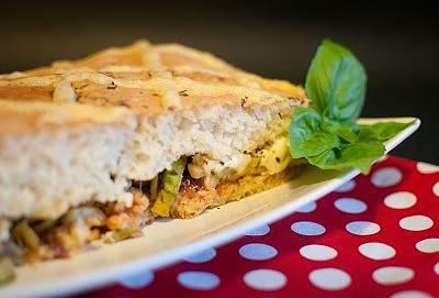 Focaccia z cukinią i suszonymi pomidorami