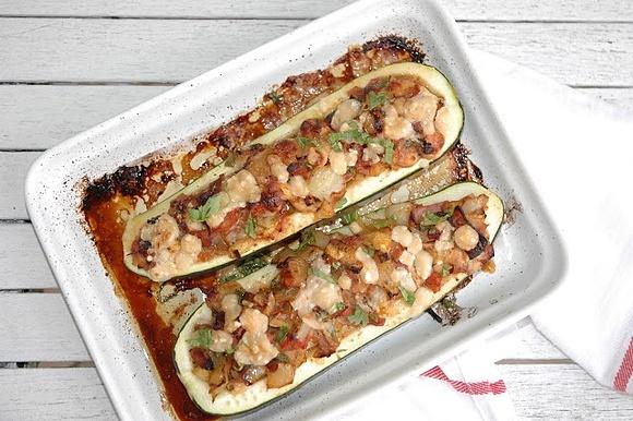 Cukinia faszerowana warzywami szynką parmeńską i parmezanem