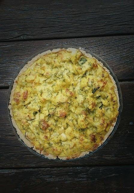 Orkiszowa tarta z kalafiorem, cukinią i cebulą