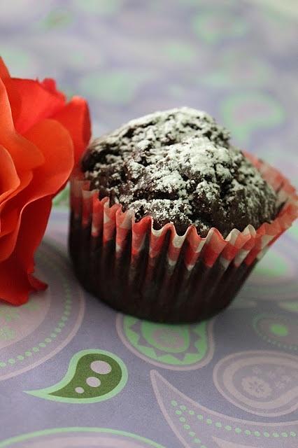Podwójnie czekoladowe muffinki słodki deser czekoladowe wypieki