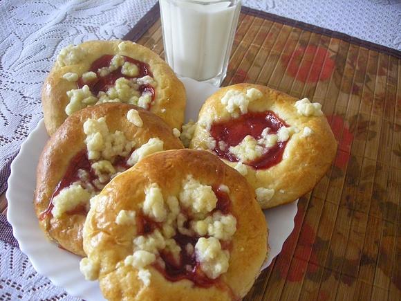 Drożdżówki z dżemem i kruszonką