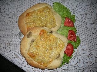 Cebularze z pieczarkami i serem