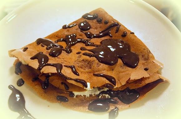 Czekoladowe naleśniki ze śmietaną Chantilly