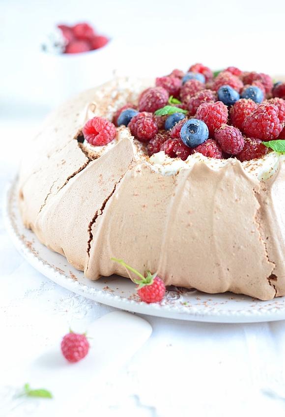 Pavlova czekoladowa z mascarpone i malinami