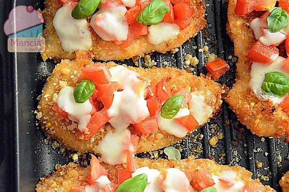 Pierś z kurczaka w parmezanie z pomidorami i mozzarellą