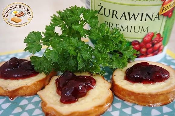 Smażony oscypek z żurawiną