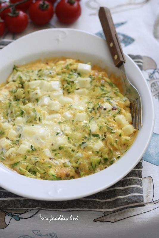Omlet z cukinią i serem hellim halloumi