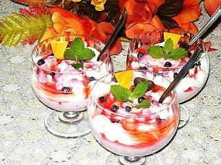 Jagodowy deser z mascarpone i czekoladą