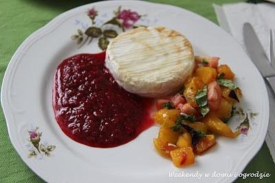 Camembert w sosie malinowym z salsą pomidorową