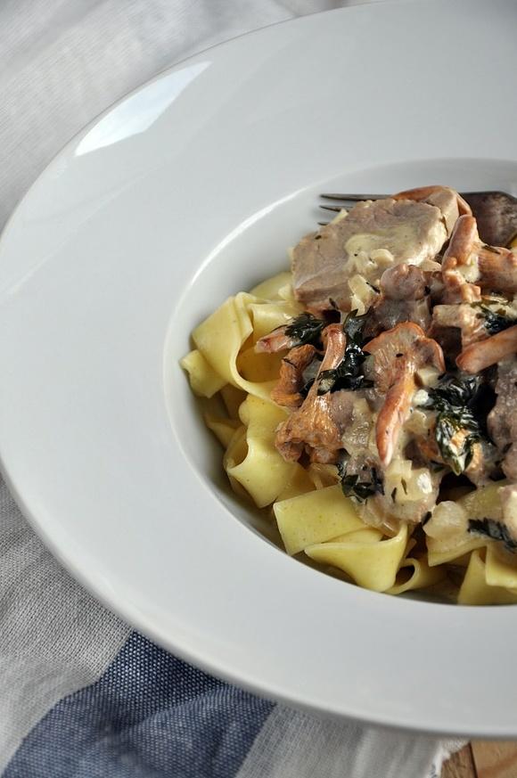 Makaron tagliatelle z kurkami, polędwiczką i winem w sosie śmietanowym