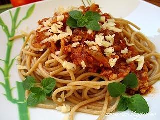 Spaghetti z mięsem i sosem pomidorowym