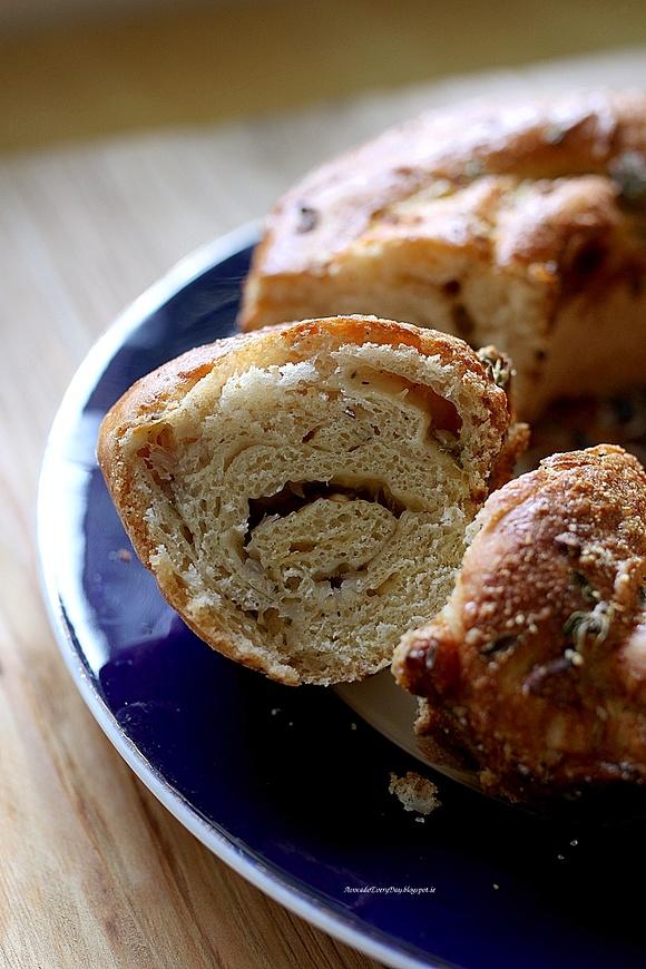 Wieniec drożdżowy ze świeżym tymiankiem i parmezanem