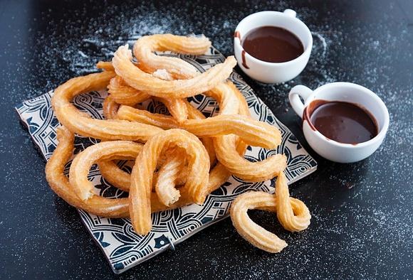 Churros z czekoladą - hiszpańskie śniadanie
