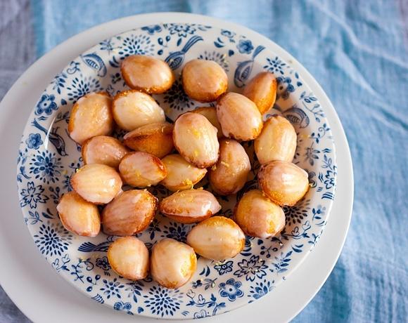 Madeleines z Paryża z polewą i żaba udka