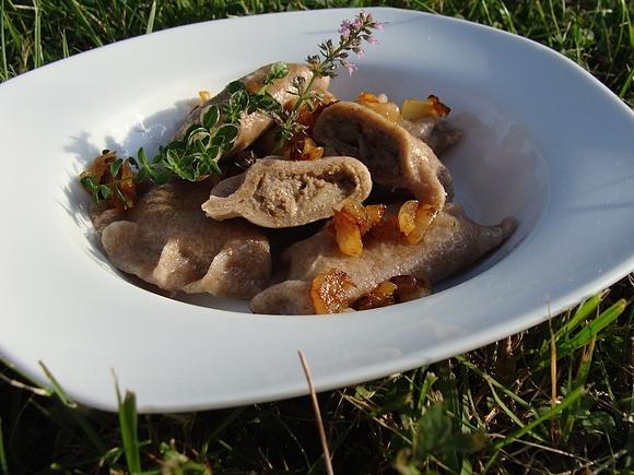 Razowe pierogi z wątróbką i jabłkami