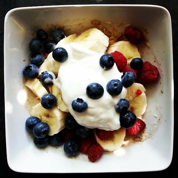 Morning power bowl - zdrowe śniadanie z jogurtem i owocami