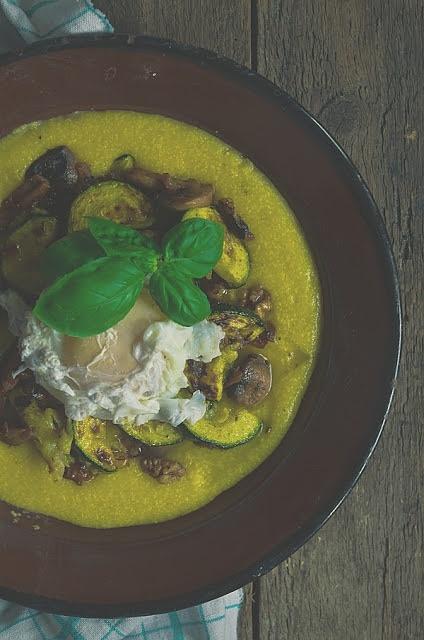 Polenta z jajkiem w koszulce, pieczarkami i pieczoną cukinią