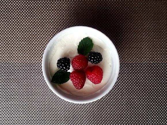 Miniserniczki z serka mascarpone i owocami