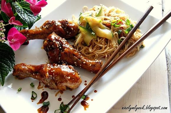 Azjatycki kurczak w glazurze z chow mein