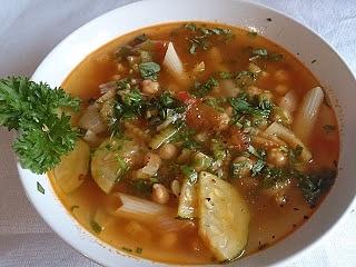Letnia zupa minestrone