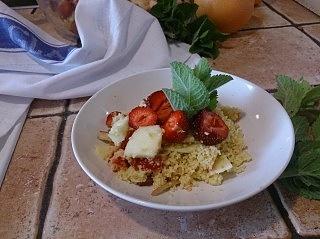 Tabule z truskawkami i kaszą kuskus