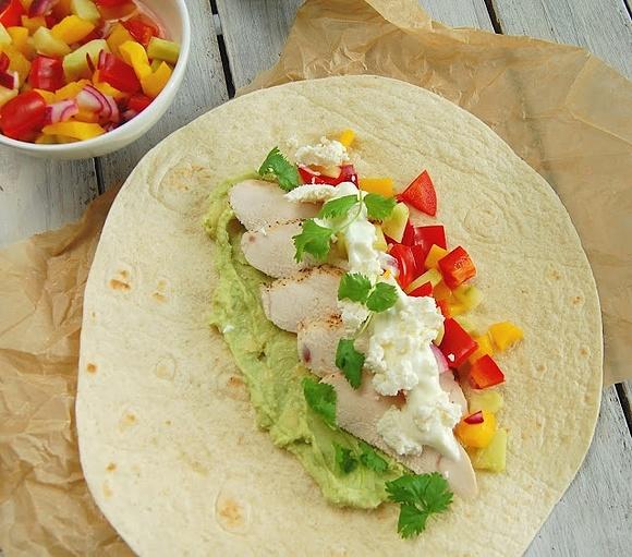 Tortilla z kurczakiem, pastą z avocado i piklami