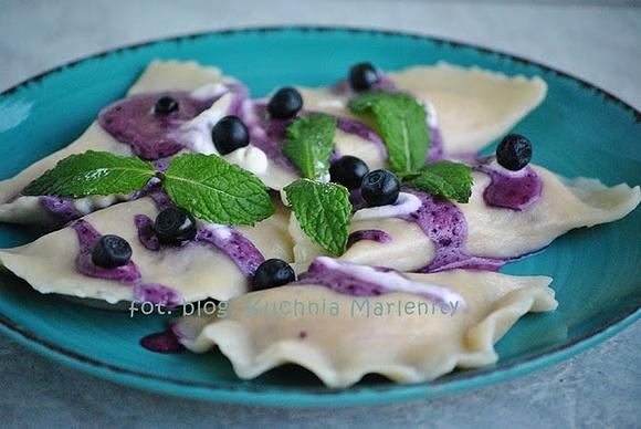 Pierogi z jagodami, kaszą jaglaną i serkiem