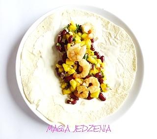 Tortilla kukurydziana z krewetkami i salsą mango oraz czerwonej fasoli