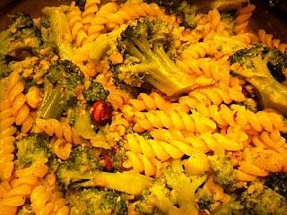 Pesto orzechowo-brokułowe z makaronem